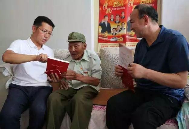 救援困倦的男孩